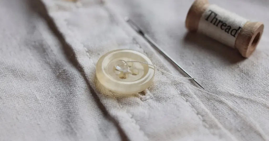 Så här fäster du knappar med nagellack – tricket som gör att de sitter kvar för evigt