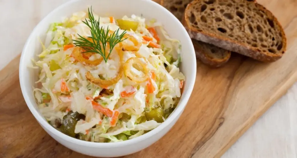 300 gram kål och stekt lök: "Oliviersallad" bleknar i jämförelse – detta är ingen sallad, utan en gourmetens himmel
