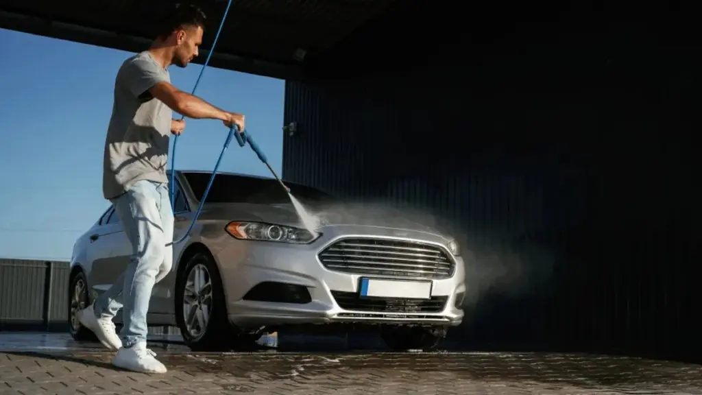 Bilvård i vinter: Hur ofta bör du tvätta bilen för att undvika dyra skador?