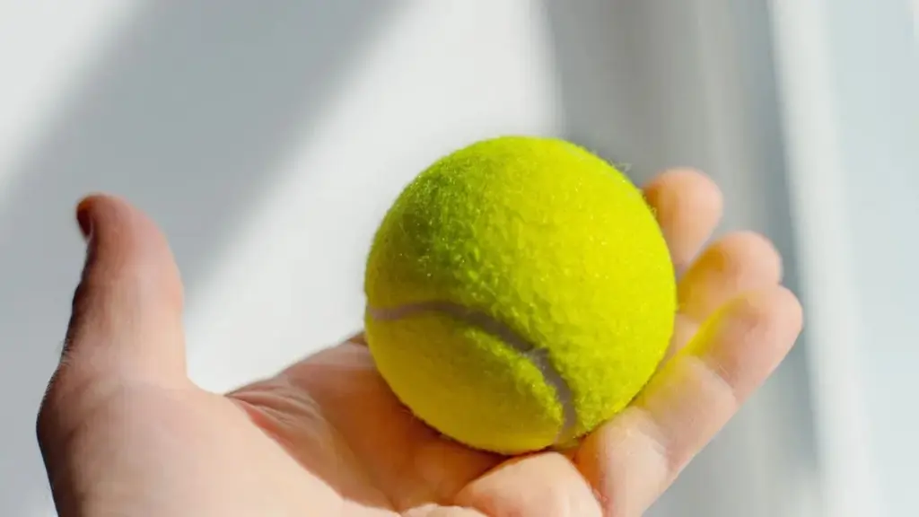 Därför ska du alltid packa en tennisboll för din nästa resa – en överraskande lösning för resesmärtor
