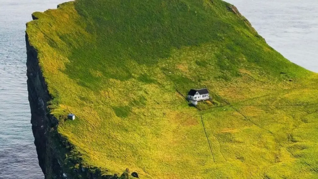 Den ensamma surfarens paradis: Världens mest isolerade hus på en öde ö utan bekvämligheter