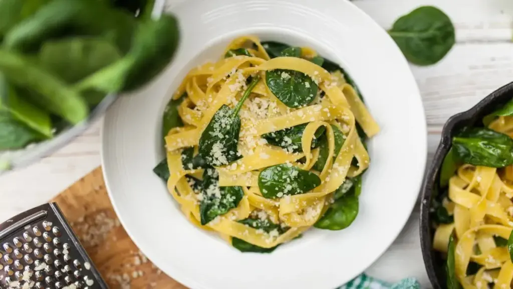 Enkel och krämig parmesanpastasås direkt i stekpannan