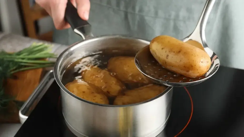 Geniala metoden för att koka potatis på rekordtid – du vill inte missa detta