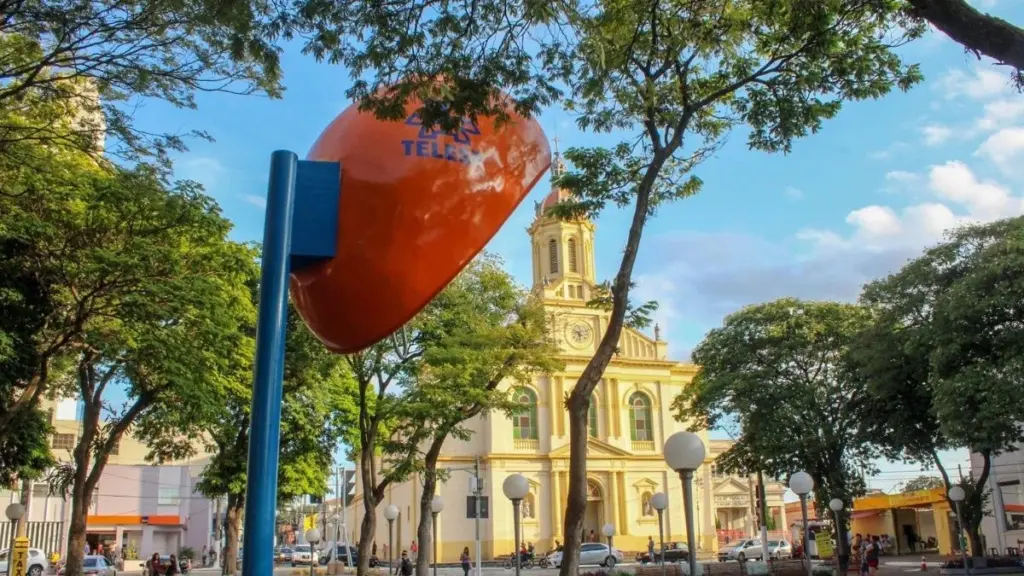 Gigantisk telefonkiosk 98 km från São Paulo trotsar digitala tidsåldern