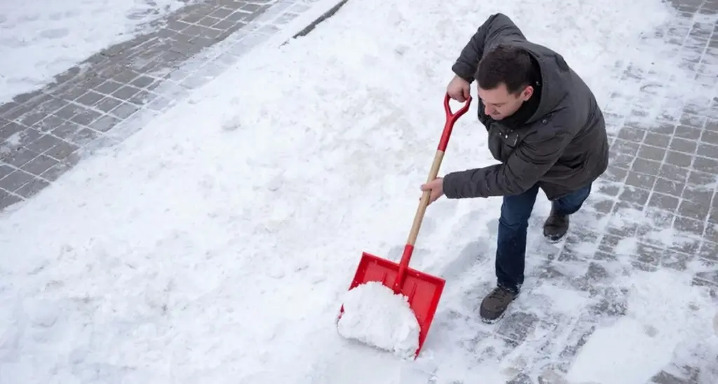Glöm snöskottning – 3 smarta sätt att hålla gården snöfri och dig själv skadefri
