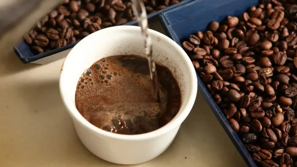 Kaffedrickare med högt blodtryck? Här är din guide för en säker njutning