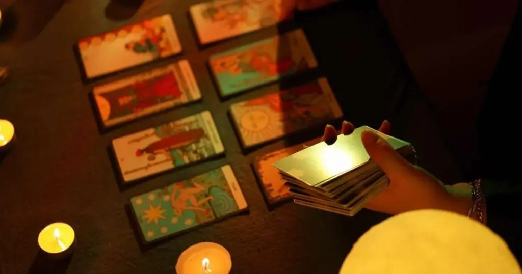 Tarot för söndagen: Kärlek, stabilitet och viktiga beslut väntar – hela horoskopet 22/02/2026