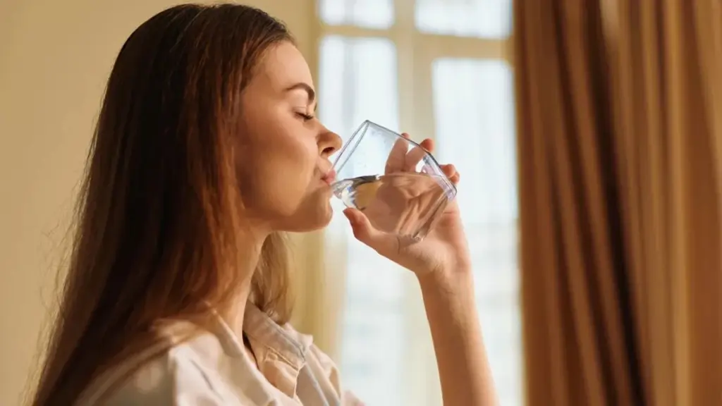 Varför din mage kommer att tacka dig för ett glas ljummet vatten varje morgon