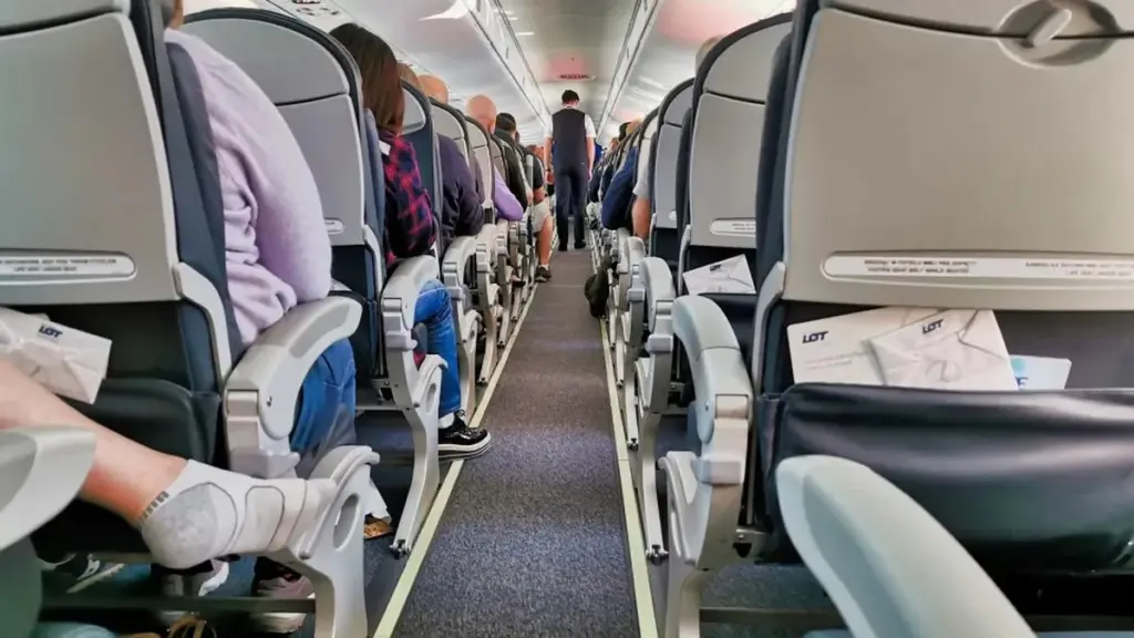 Varför du aldrig ska ta av dig skorna på flygplanet