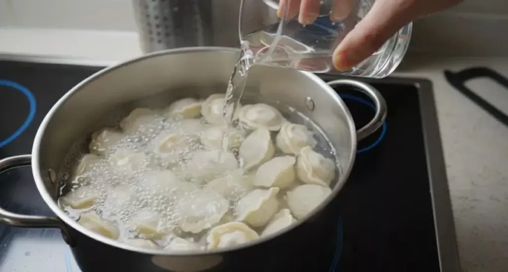 Varför man ska hälla kallt vatten i kastrullen med dumplings
