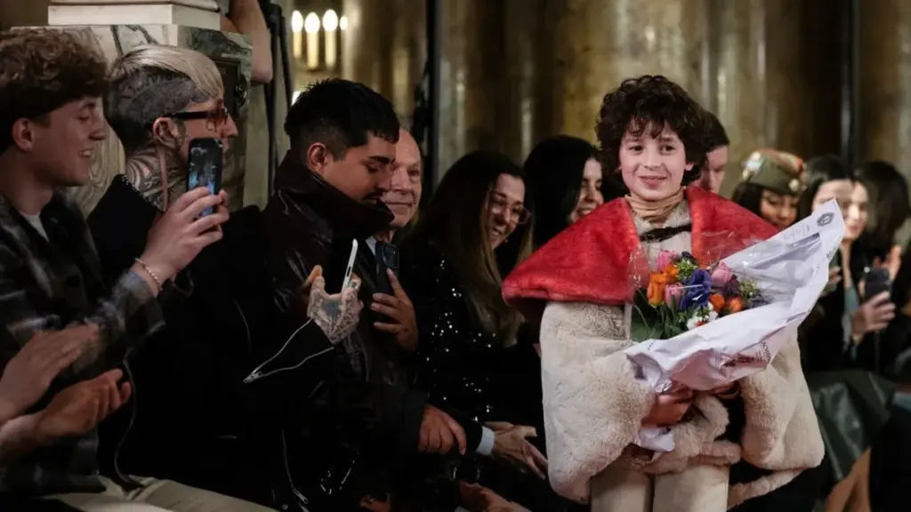 10-åringens modevisning på Paris Fashion Week: En inspiration för hela världen