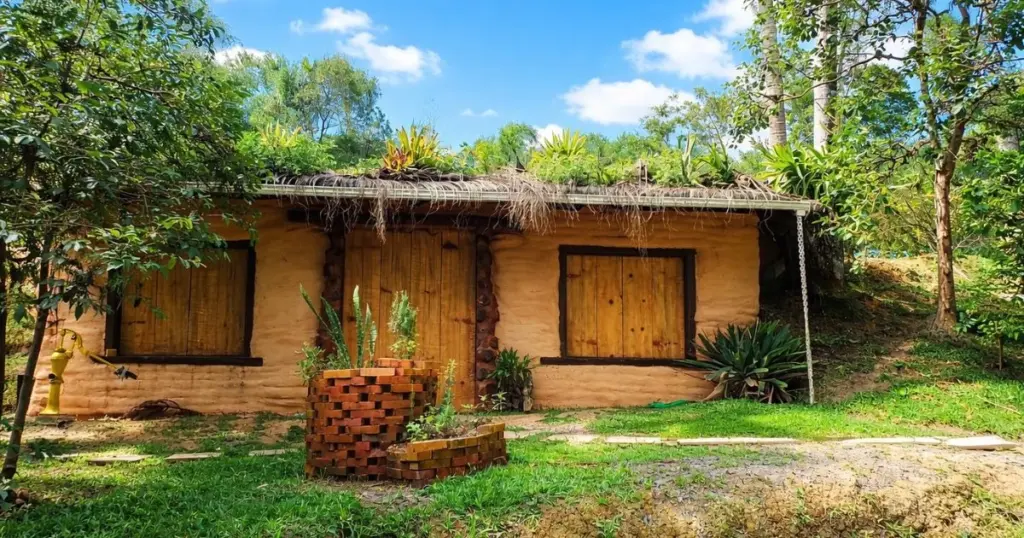 Casa sustentável surpreende e é feita com sacos de batata