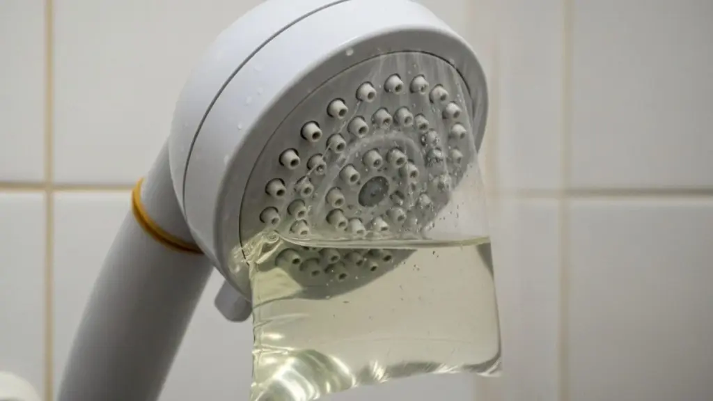 En plastpåse i duschen: Tricket som återställer vattentrycket