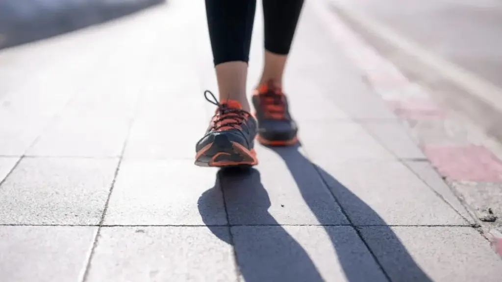 Sanningen om viktnedgång efter 50: Så många minuters promenad krävs – dagligen