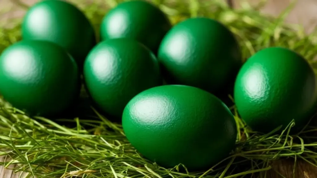 Smaragdgröna påskägg: 2 gamla örter ger en djup, naturlig nyans