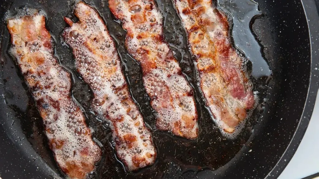 Smörjmedel eller bortkastad skatt? Så här förvandlar du baconfett till kökets flytande guld