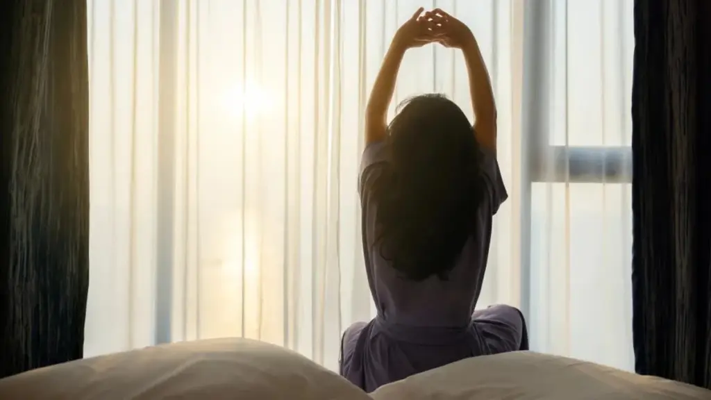 Sovra lätt trots mörkret: 20 minuters morgonritual som botar trötthet